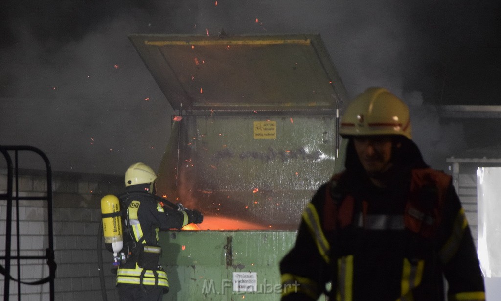 Feuer Papp Presscontainer Koeln Hoehenberg Bochumerstr P054.JPG - Miklos Laubert